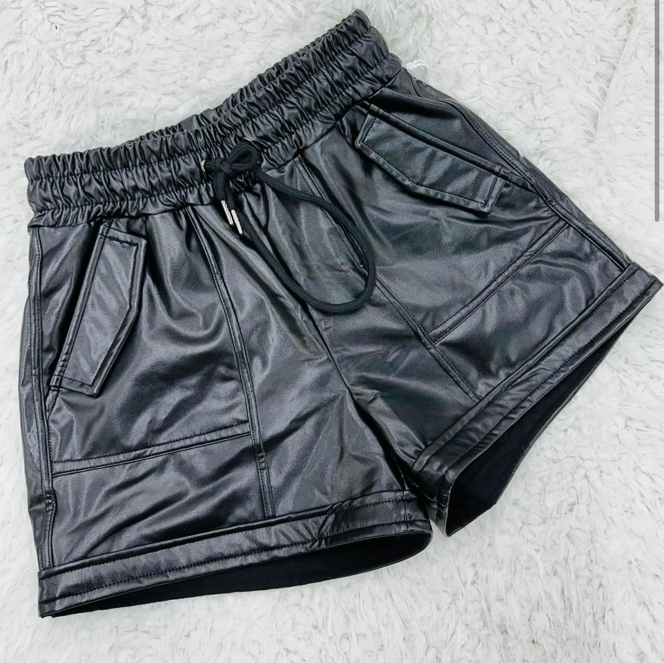 Short cuero vegano